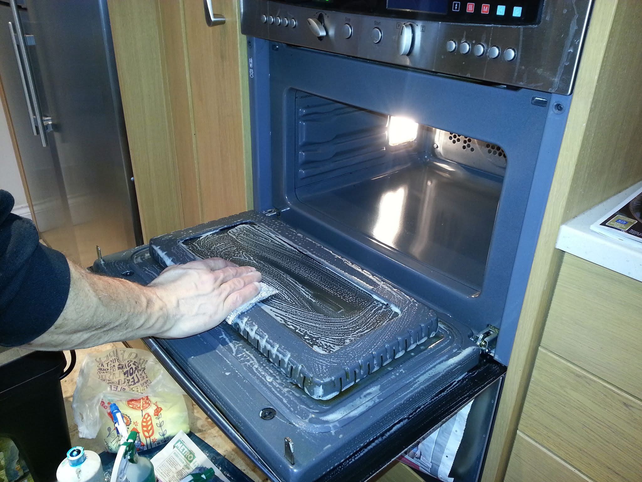 The Ultimate Guide to Keeping Your Oven Sparkling Clean